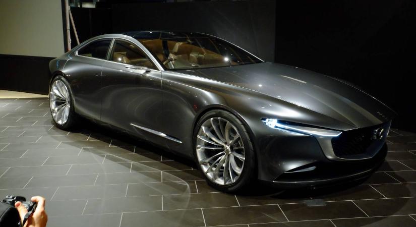 Mégsem halott a hátsókerekes, sorhatos Mazda szedán