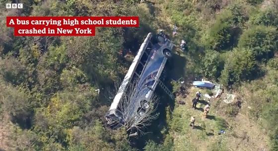 15 méteres szakadékba zuhant egy iskolabusz New Yorkban - videó