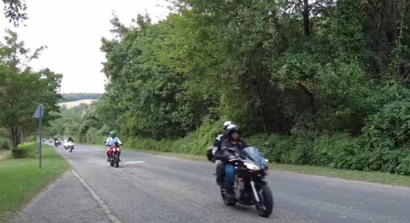 Korábban kitiltotta a motorosokat a visegrádi önkormányzat a fellegvárba vezető útról, októbertől egy irányban mégis engedélyezik