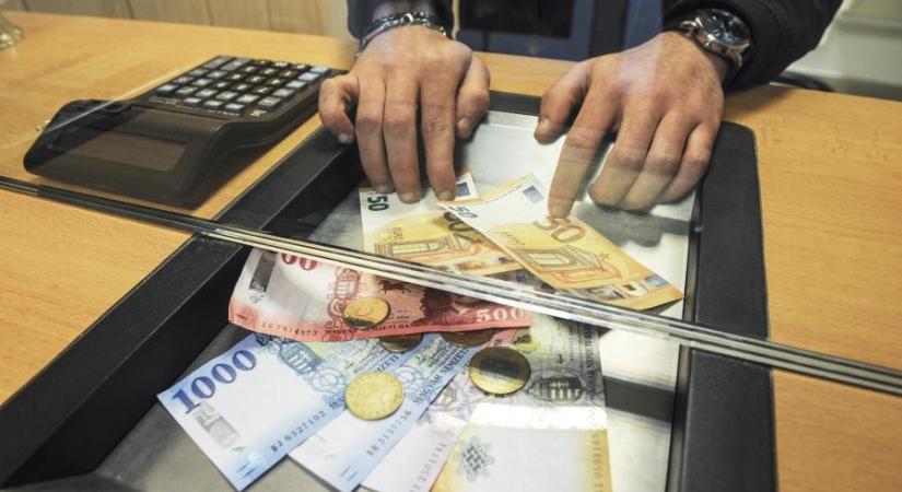 Friss megszorításokat irányzott elő Varga Mihály, be is esett a forint