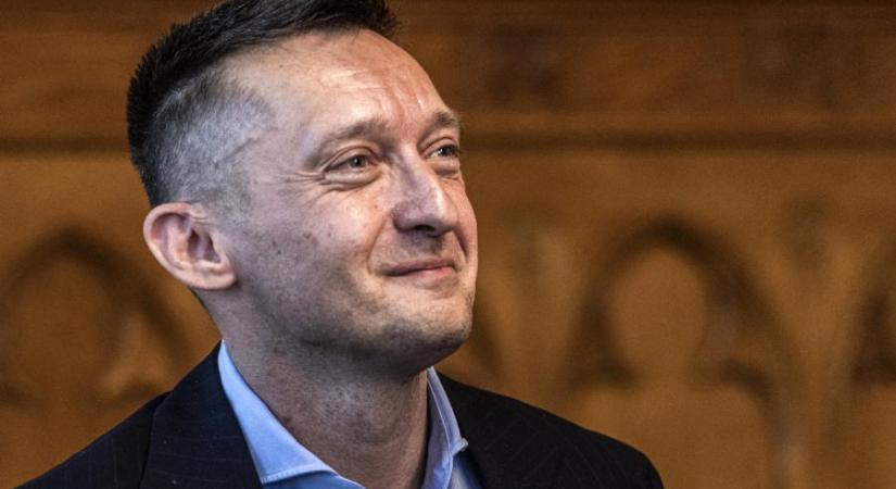Valahogy pont úgy változnak a jogszabályok, hogy a Rogán-közeli cég jól jár vele