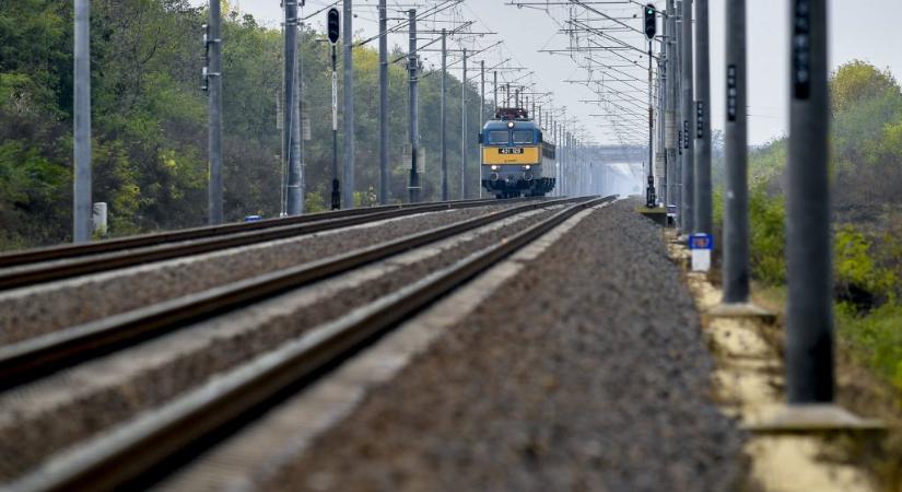 Lerobbant egy mozdony a miskolci fővonalon