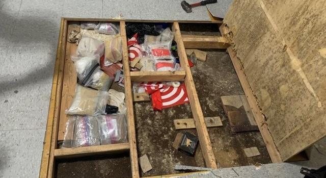 Tíz kiló drogot találtak a bölcsőde padlója alá rejtve, ahol drogtúladagolásban halt meg egy egyéves gyerek