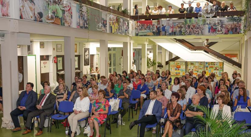 Iskolatörténeti fal őrzi a díjazott diákok nevét