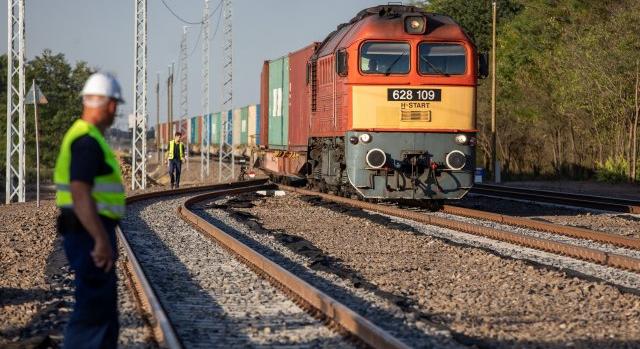 Még 5 milliárd forint elmehet a 14 kilométeres Szeged–Röszke-vasútvonalra, amelyet Mészáros Lőrinc cége újít fel