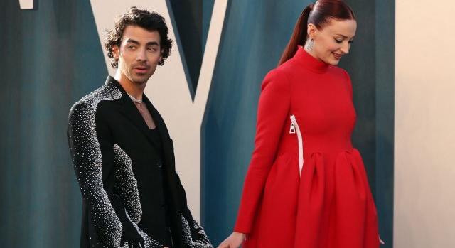 Egyre botrányosabb válás: Sophie Turner visszaperelné Angliába a gyerekeiket Joe Jonastól