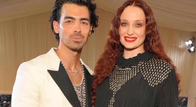 Egyre botrányosabb a válás: Sophie Tuner a gyerekek miatt pereli volt férjét