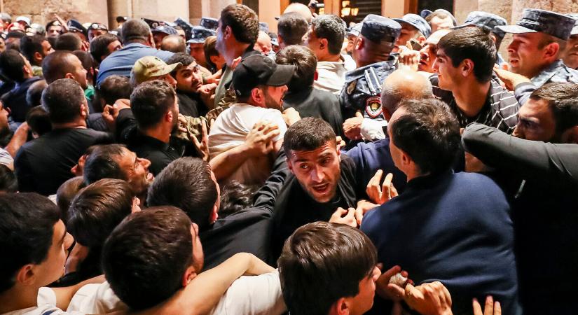 Kiújultak a tüntetések az örmény fővárosban a hegyi-karabahi fejlemények miatt