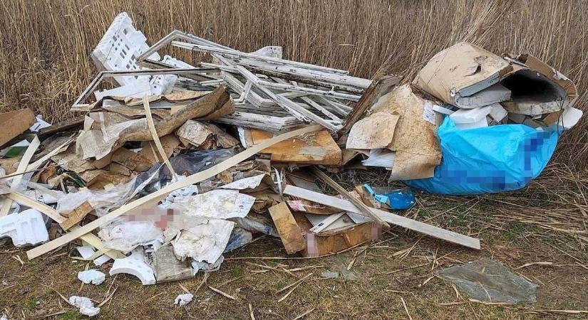 A nádasba dobta az építési hulladékot két férfi Szentkirályon