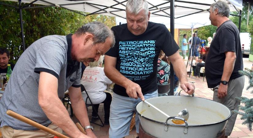 Halászlé rotyogott a bográcsokban a kertvárosban Szolnokon