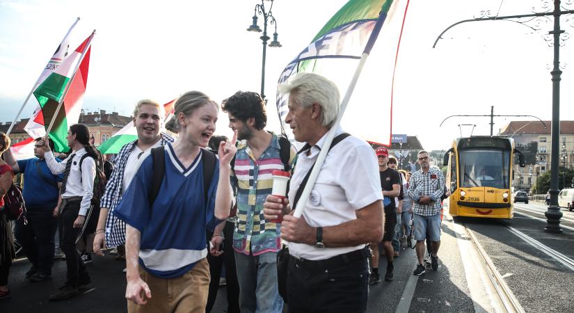 Mini tüntikézés, dirigáló Pankotai Lili, trágárkodó segéderők, meg Karácsonyék - videó