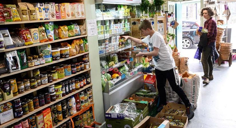 Enyhe fordulat a brit kiskereskedelemben - az áttörés még várat magára