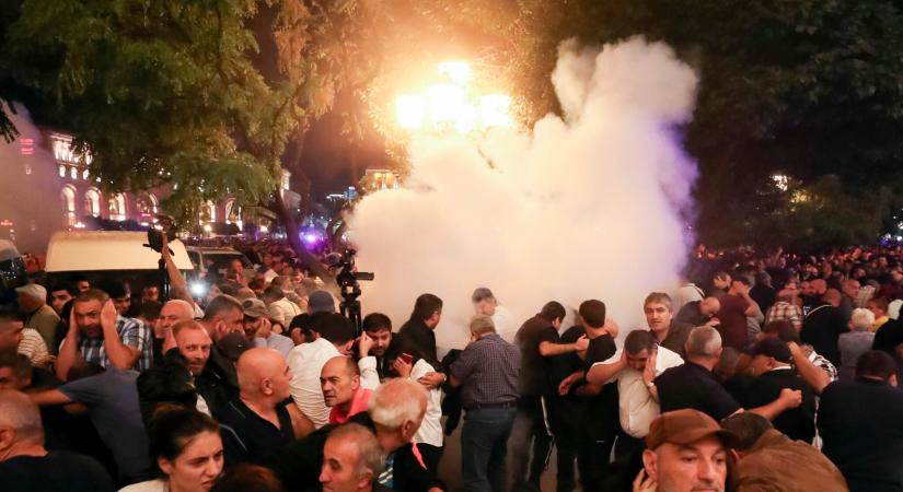 Kiújultak a tüntetések Jerevánban a hegyi-karabahi fejlemények miatt – VIDEÓ
