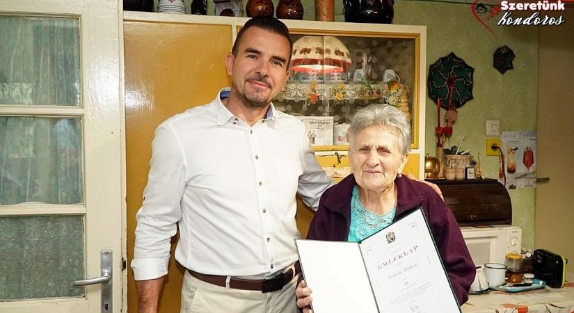 95. születésnapján köszöntötte a kondorosi Szekretár Mihálynét a polgármester