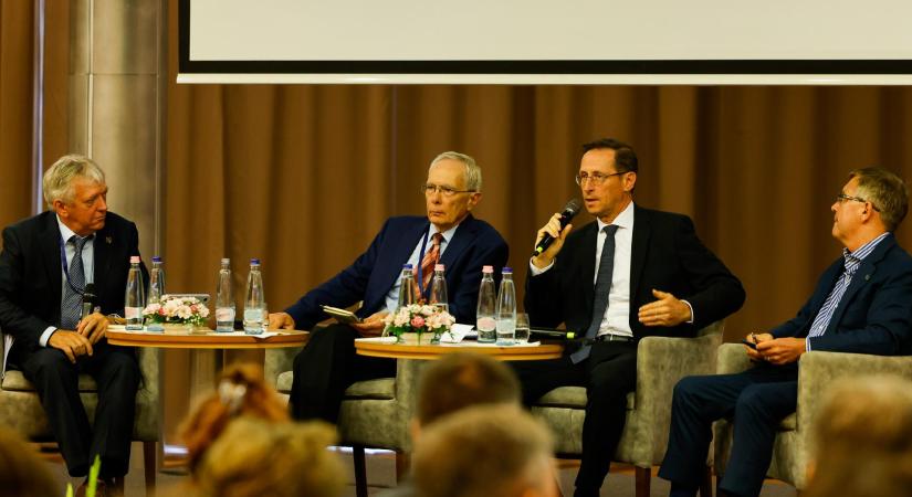 Csillag: Nem cicaharc, szabaduló mutatvány Matolcsy és Varga vitája