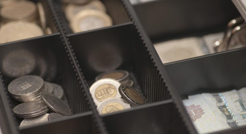 Úgy zuhannak az áfabevételek, mint a kő - Ezért van bajban a kormány