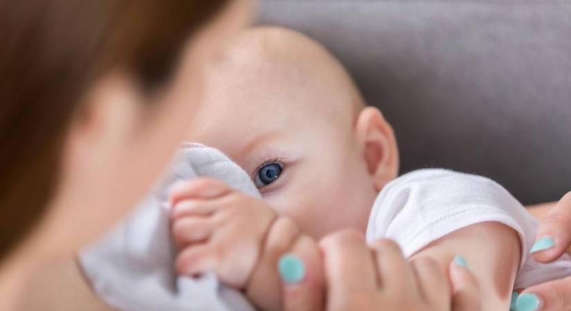 Vicces, mit művelnek a babák szoptatás közben - Az édesanya egy szívószálas pohárral mutatta meg
