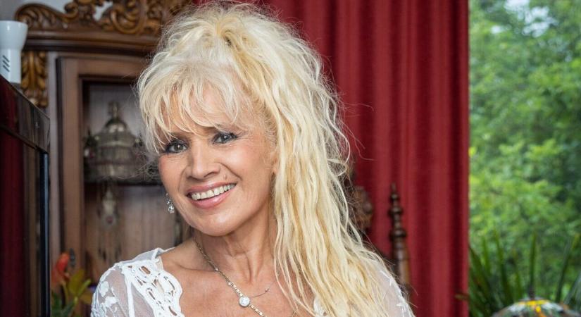 Bíró Ica 66 évesen levetkőzött: „Ez a body volt a kabát alatt”