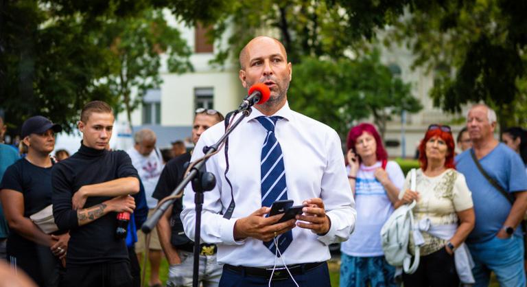 Megszüntették Szabó Bálint képviselői mandátumát, aki totális háborút ígért Botka László ellen