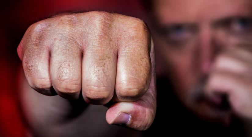 Boxerrel „kérte” a tartozás megfizetését