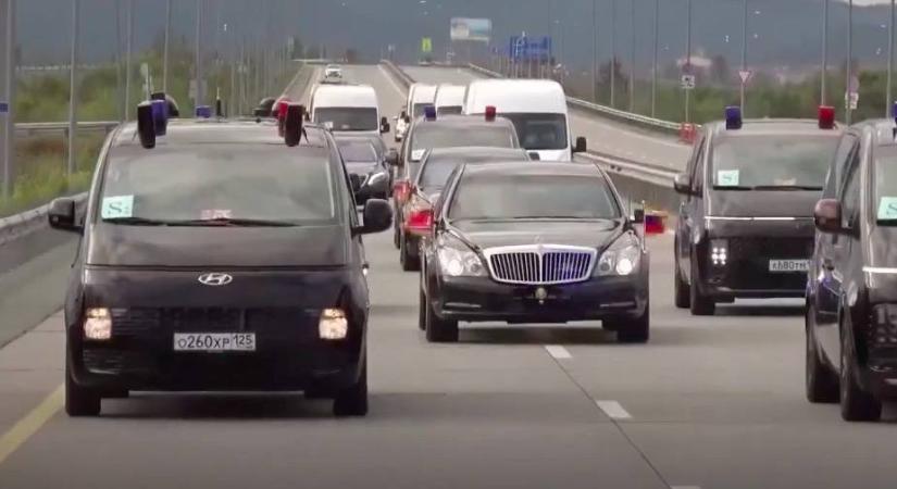 Kim Dzsongunt dél-koreai kisbuszok őrzik, ami gond