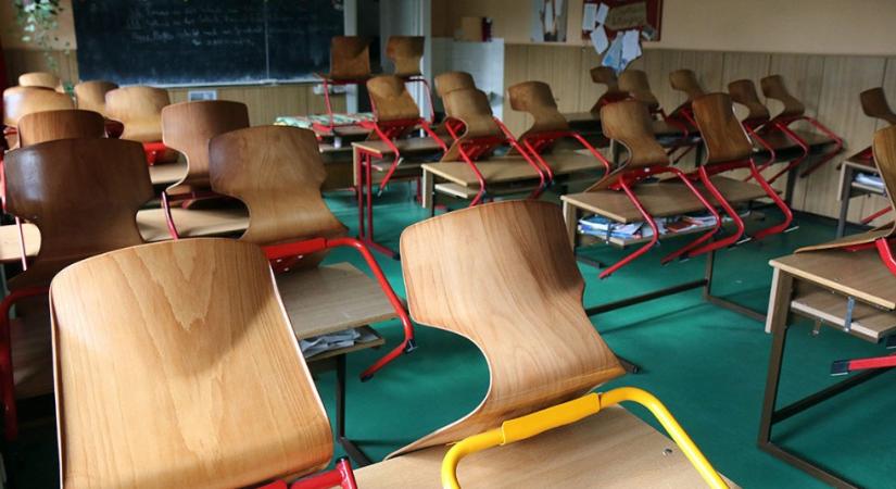 Kiállnak a szülők a diákját tarkón vágó tanár mellett