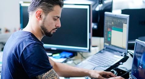 Ki és főleg hol fogja felvenni a telefont, amikor felhívjuk a cégnél az informatikust?
