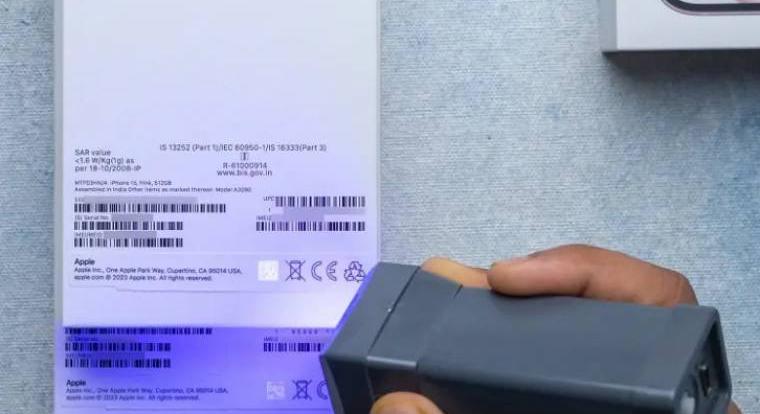 Titkos, csak UV fényben látható matricával védekezik a kamu iPhone árusok ellen az Apple