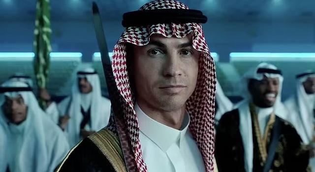 Cristiano Ronaldo szaúdi outfitbe öltözve reklámozza a klubját