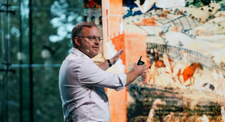 Van valami közös Orbán Balázsban, a magyar rapperekben és egy robotkutyában