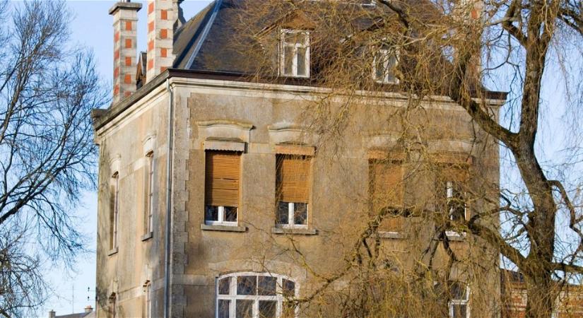 Hullahegyeket rejtett egy ház fala, a bontásnál szembesültek a vallási rituálé következményeivel