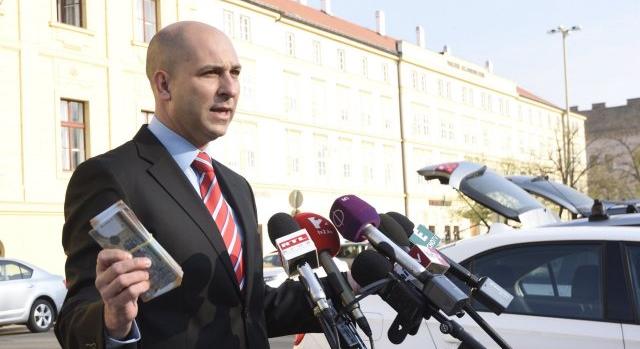 Elvesztette mandátumát az Orbán Viktor konvoját üldöző Szabó Bálint