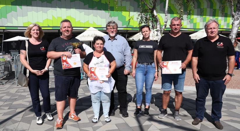 Jótékony lecsófőző versenyt rendeztek a vásárcsarnoknál