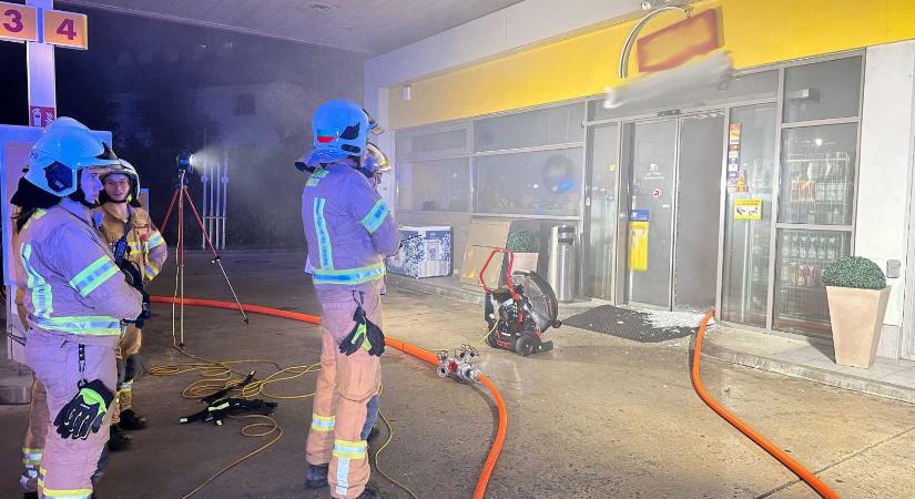 Tűzoltók mentették ki a benzinkút mosdójában felejtett férfit