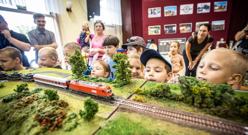 A szombati békéscsabai parádén a mozdonyvezetői szimulátort is ki lehet majd próbálni - galériával