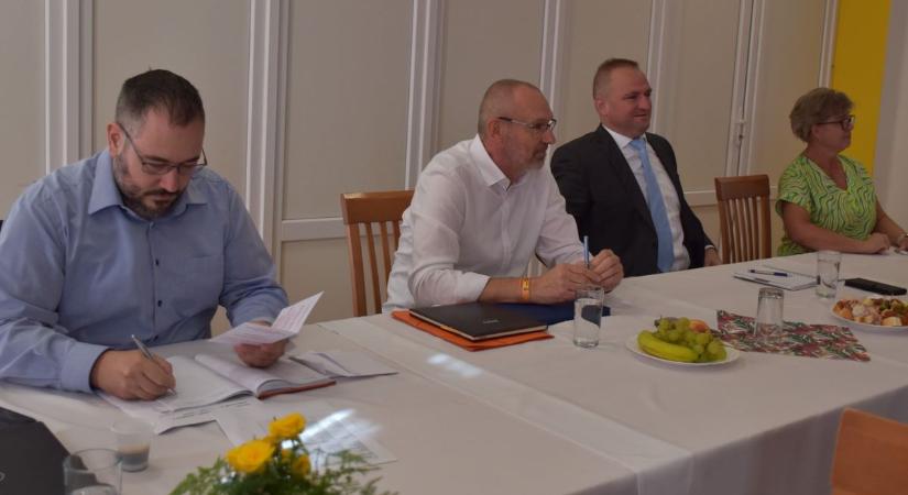Választókerülete polgármestereivel találkozott Zsigó Róbert Csávolyon  galériával