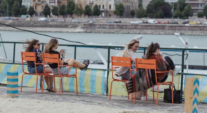 Autók kiszorítása, lépcsősorok felszabadítása, kikötők széthúzása, vendéglők és több fa – Hatalmas változások jöhetnek a pesti alsó rakparton