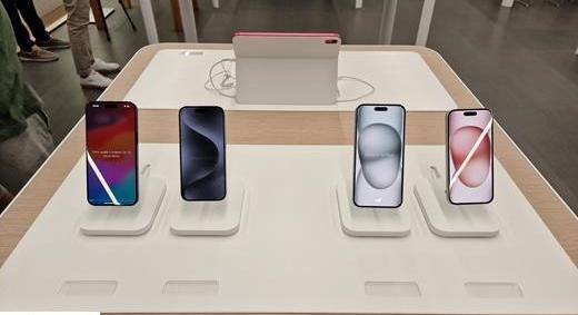 Már a boltokban az új iPhone 15
