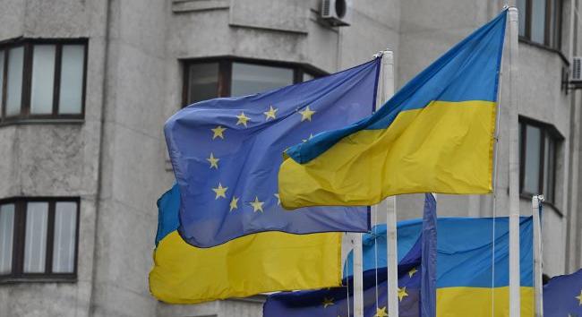 Az Európai Bizottság kész jóváhagyni az EU-tagságról szóló tárgyalások megkezdését Ukrajnával – Bloomberg