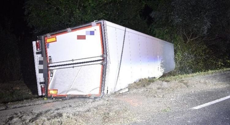 Elaludhatott a 6-os főúton felboruló kamionos