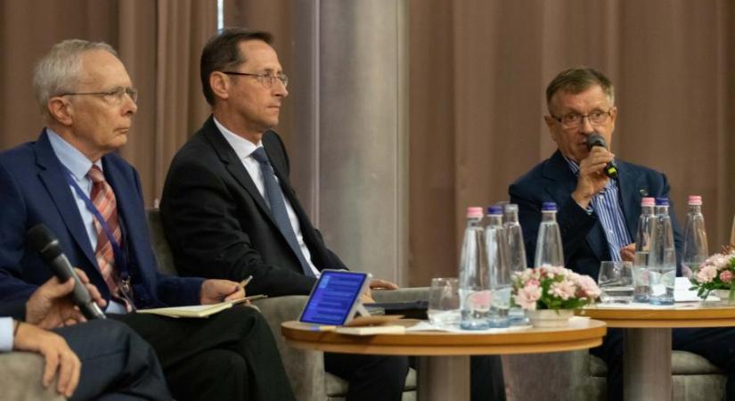 Varga szerint jön a bankadó, Kocsis cáfol, Matolcsy gazdasági kalandorokat lát