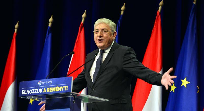 Gyurcsány Ferenc a DK évadnyitóján: "teremtsünk egy olyan hazát, ami vigyáz ránk”