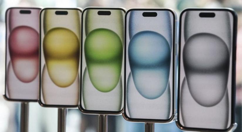 A csalók felköthetik a gatyájukat: az Apple titkos matricával védi az iPhone 15 vásárlókat
