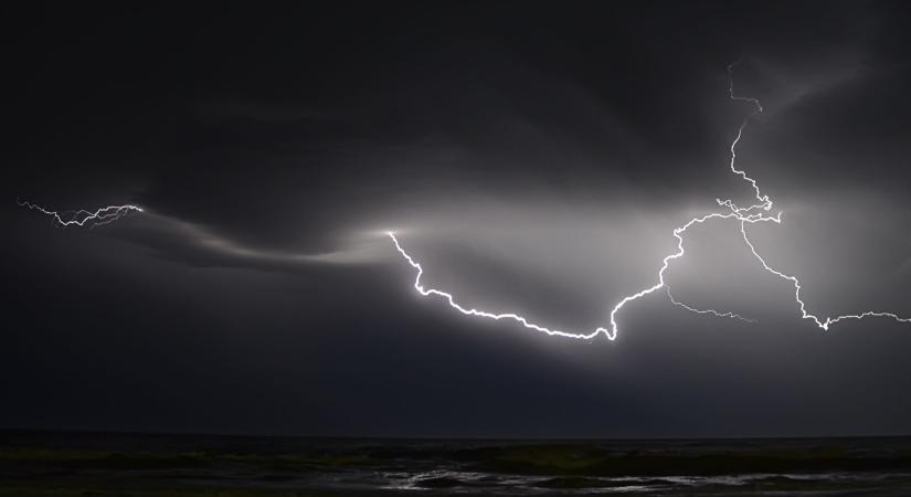 Két embert ölt meg a villámcsapás egy strandon – videó
