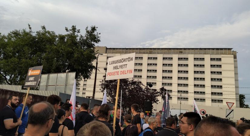 A szélsőjobbosok sepregessenek csak a saját házuk táján