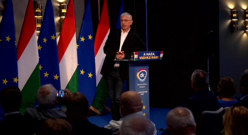 „Fizessenek a gazdagok!” – Gyújtó hangú beszéddel nyitotta meg az évadot Gyurcsány Ferenc – videó