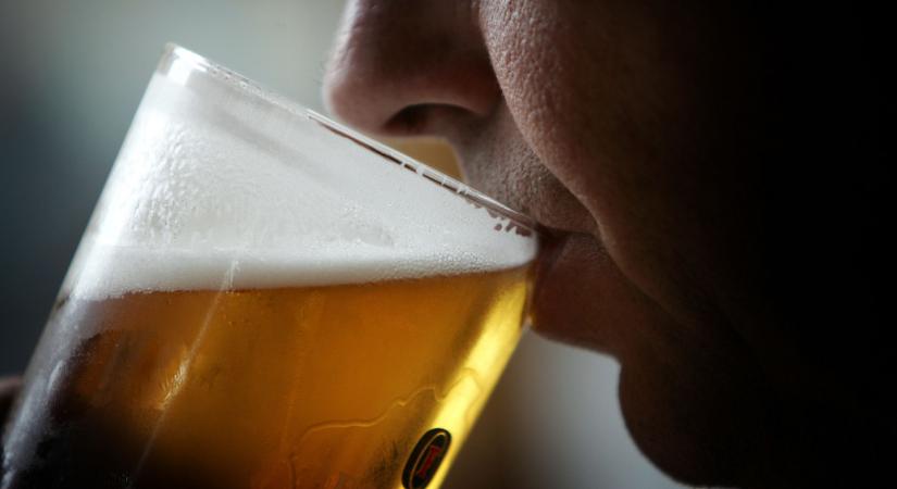 Rossz hírt kaptak a sörivók, elfogyhat a kedvenc alkoholos italuk