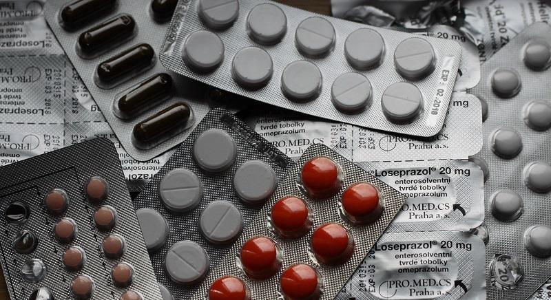 Előzetes letartóztatásba helyezték az életveszélyes pasztillák ezreivel kereskedő patikust
