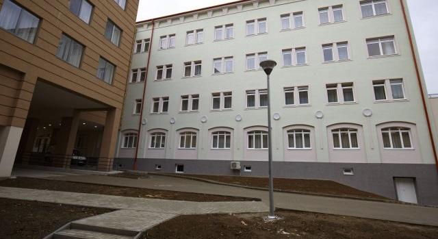 Amíg barátnője éppen szült, addig bankkártyát és pénzt lopott egy férfi a kórházban