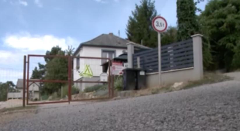 Lelakatolt kaput húzott egy csókakői házaspár egy közút közepére, mert az átmegy a telkükön